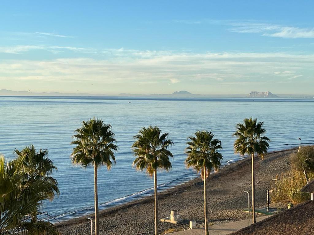 Bahia De La Plata Seafront Apartment Estepona Exterior photo
